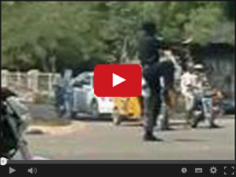 Nigeryjski policjant kieruje ruchem