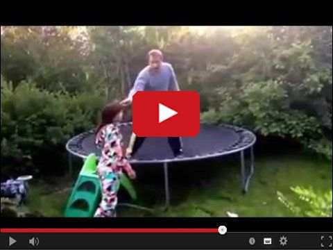 Tatuś pokazał córce jak się skacze na trampolinie